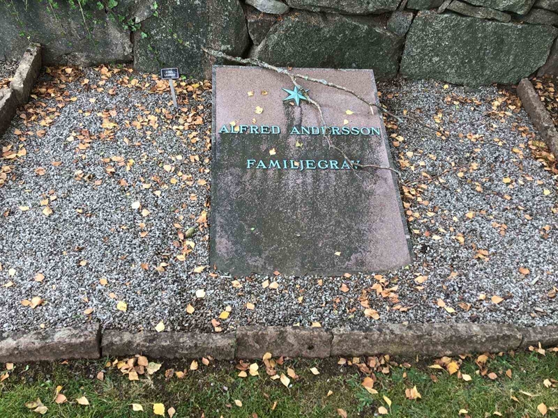 Grave number: 20 L    68-69