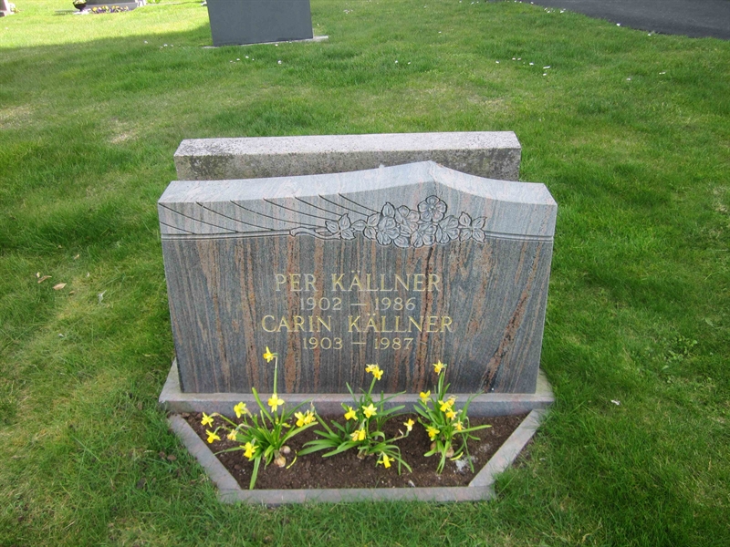 Grave number: 04 D   71, 72