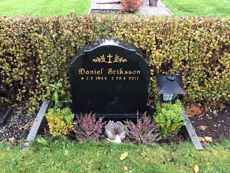 Grave number: LM 4 103  019