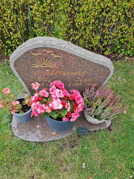Grave number: F 05   182, 183