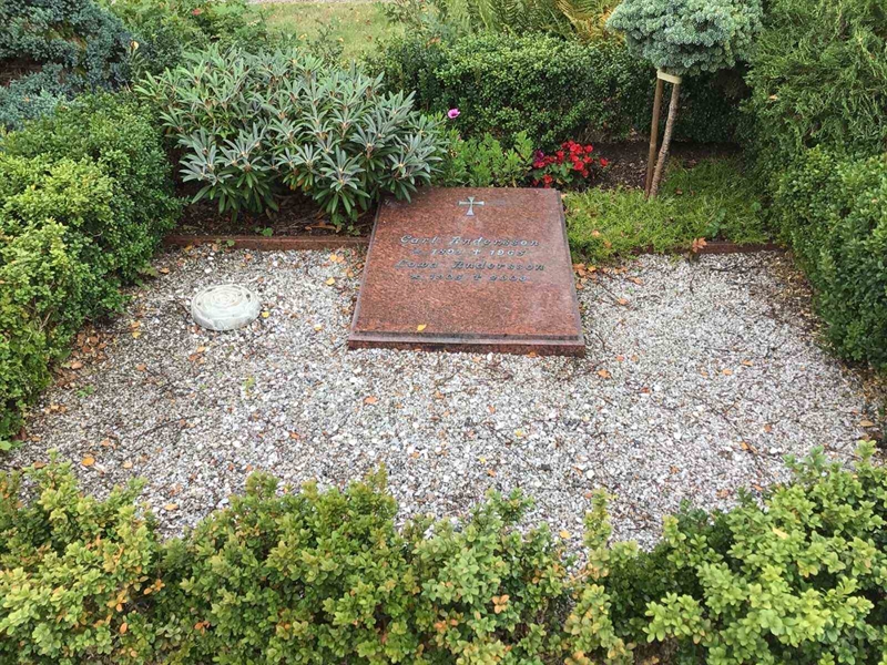Grave number: 20 H    61-62