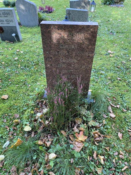 Grave number: 1 H   372