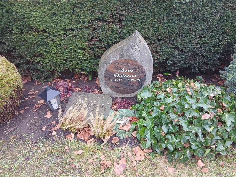 Grave number: FE E    52