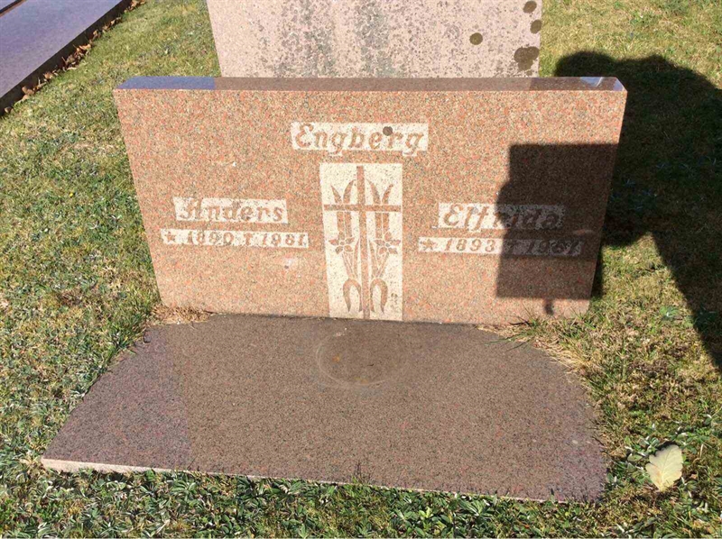 Grave number: F 04    27, 28