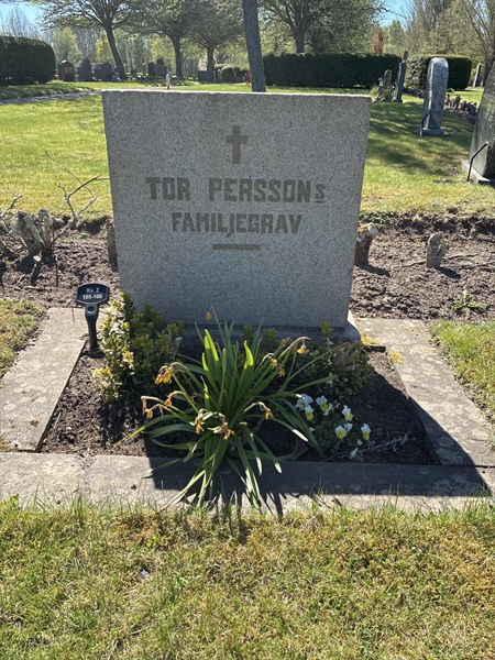 Grave number: 33 2   105-106