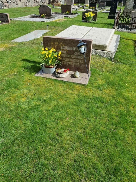 Grave number: TG 002  0211, 0212
