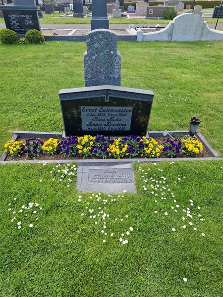 Grave number: 04 A  142, 143