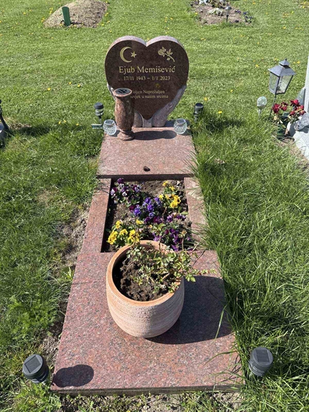 Grave number: R 05M 270