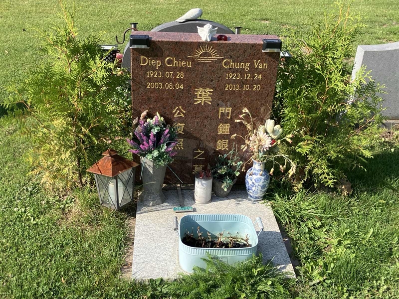 Grave number: R 02   694, 695