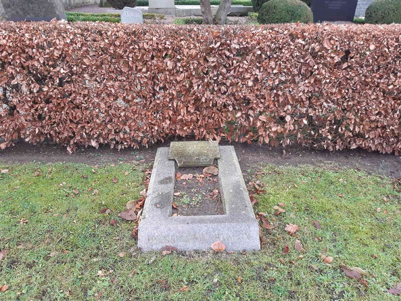 Grave number: NV E     13