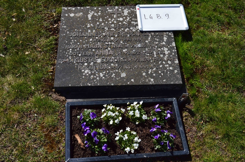 Grave number: LG B     9