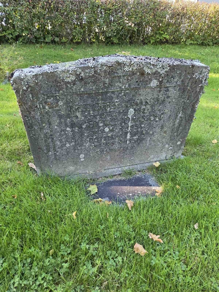 Grave number: T A E   942-944