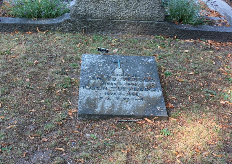 Grave number: Ö 21i   145, 146