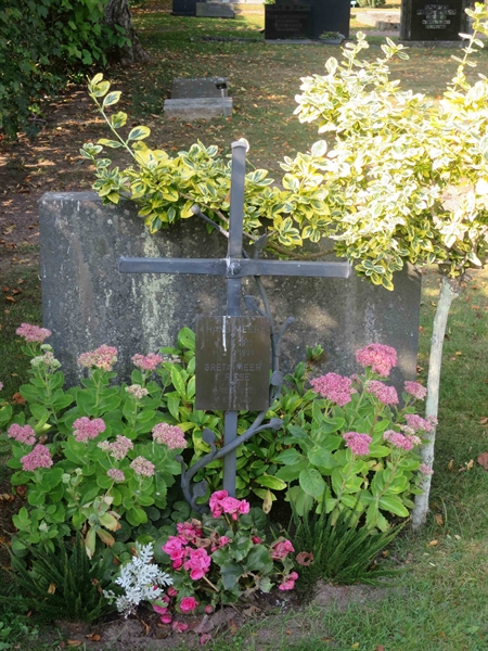 Grave number: HK B   210, 211