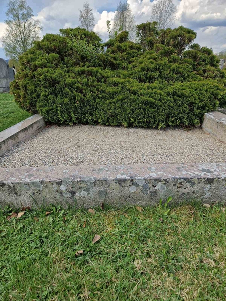 Grave number: 501 06 761-762