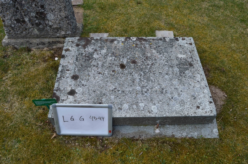 Grave number: LG G    43, 44
