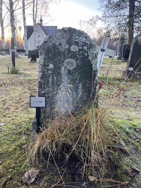 Hautatunnus: 2 C   102