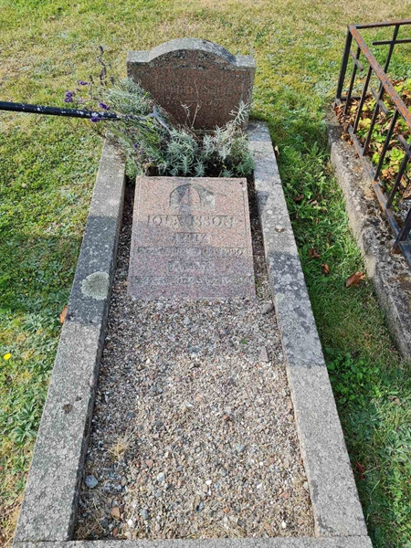 Grave number: F 02   184
