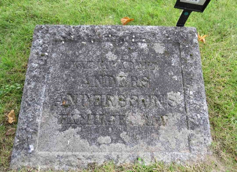 Grave number: 3 7     5