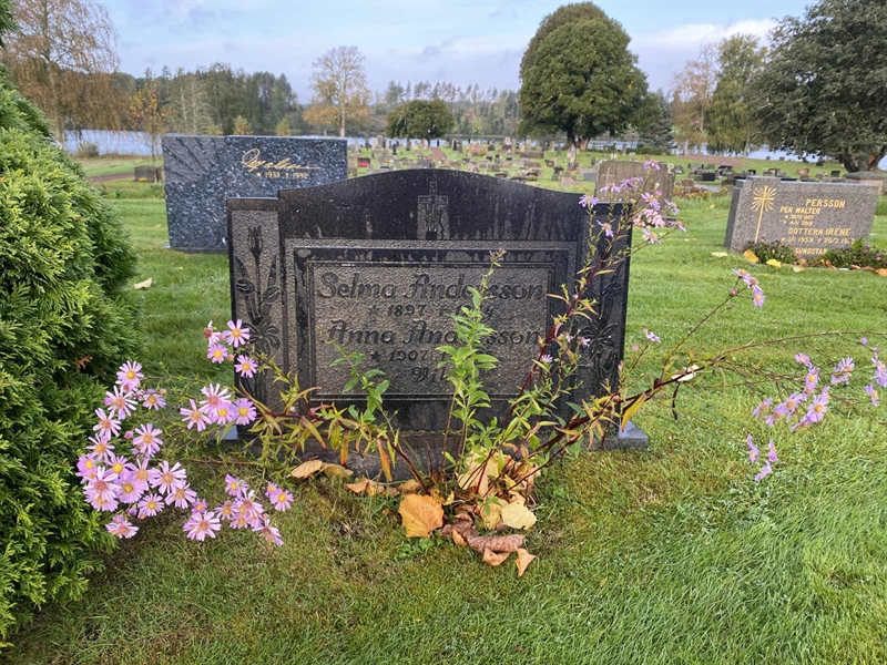 Grave number: 4 Öv 17    52-53