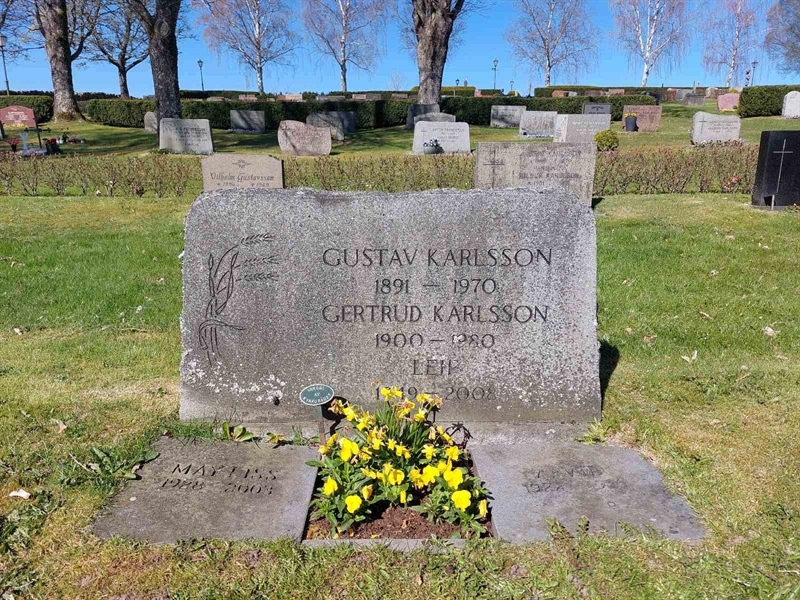 Grave number: HV 32   23, 24