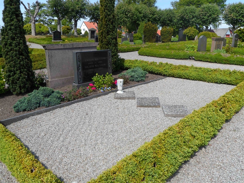 Grave number: ÖV H    78, 79, 80