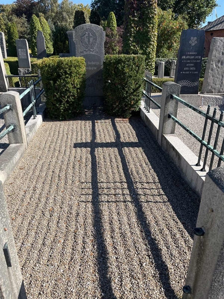 Grave number: VK III   165