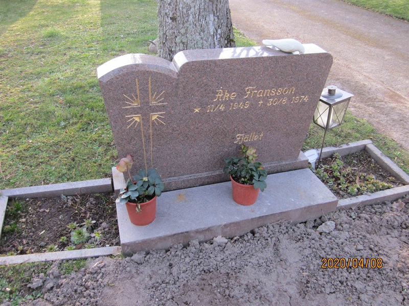 Grave number: 02 J   15