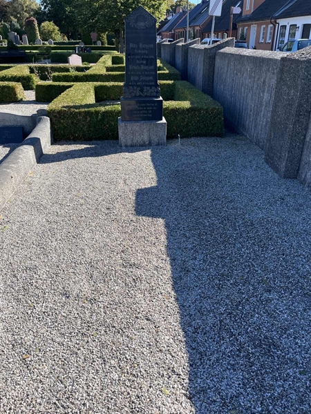 Grave number: VK III   112