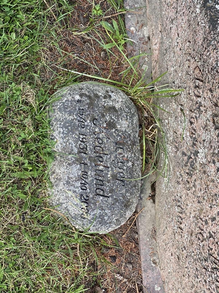 Grave number: 8 1 02   156-157c