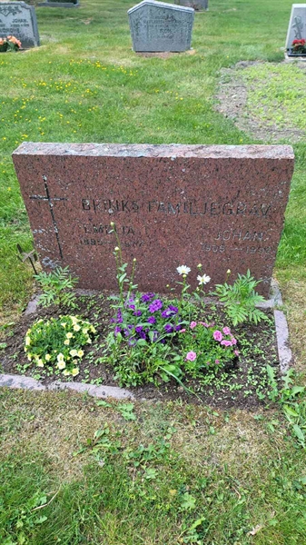 Grave number: 1 9   101-102