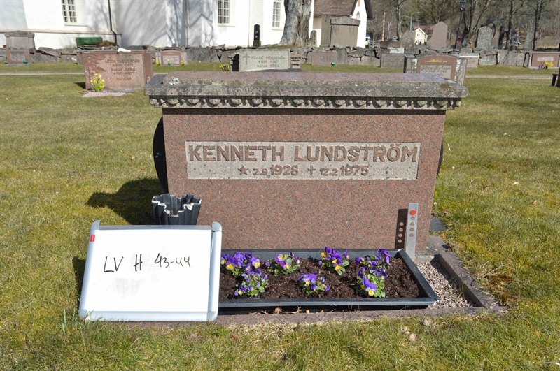 Grave number: LV H    43, 44