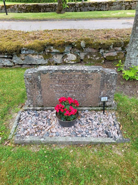 Grave number: kö 01 15   194-196