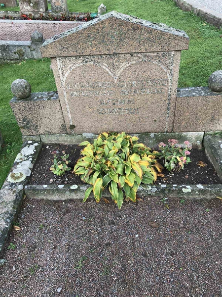 Grave number: B 01   183, 184