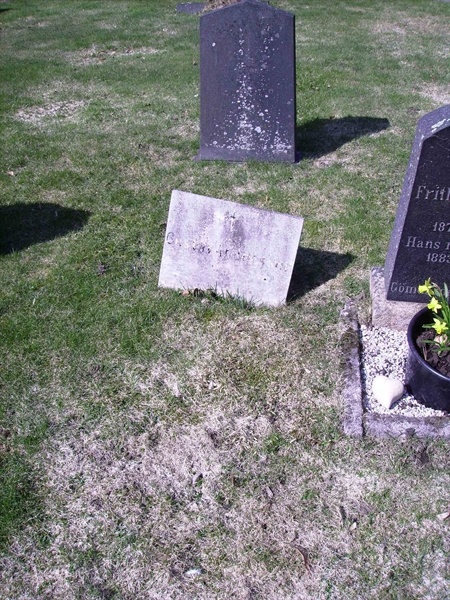 Grave number: LM 3 33  002