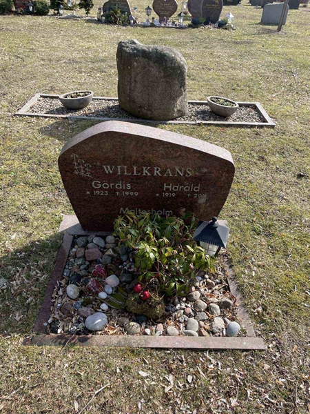 Grave number: VV 1   378, 379