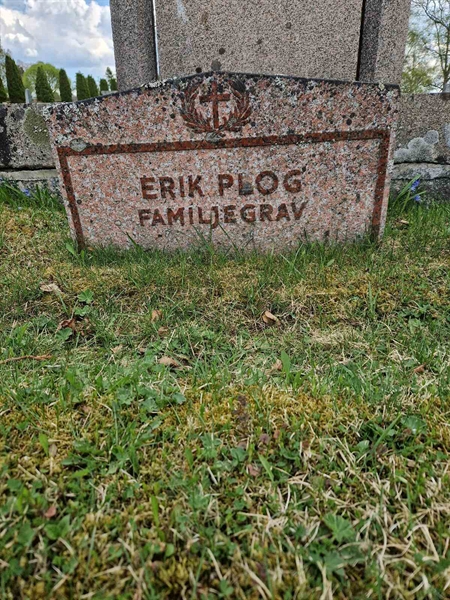 Grave number: 501 07 832-834