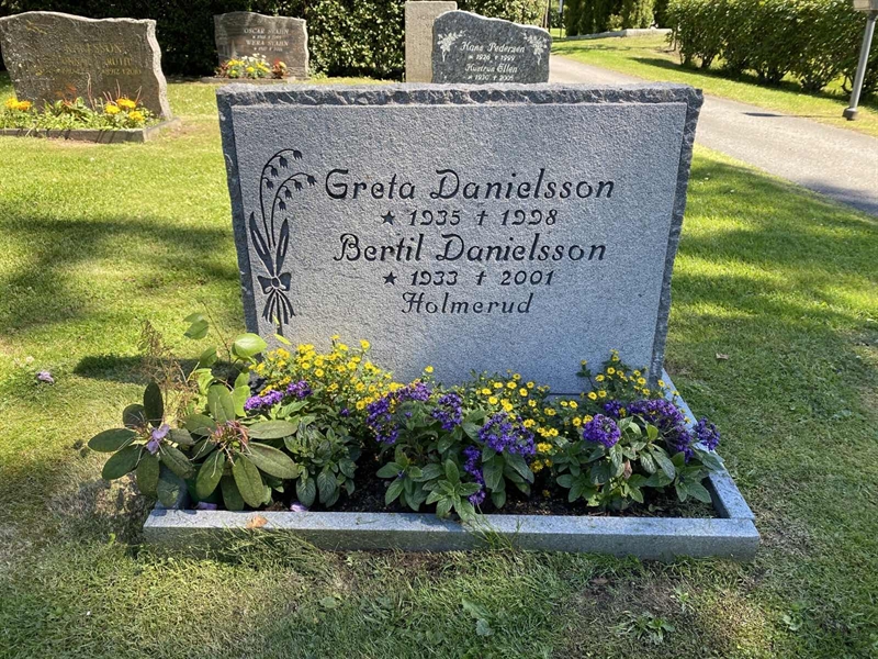 Grave number: 8 3   183-186