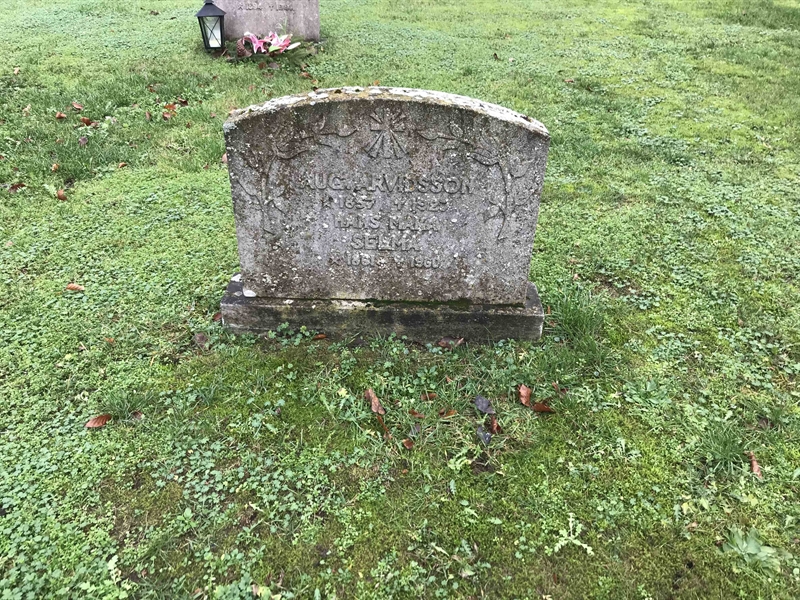 Grave number: L B     4