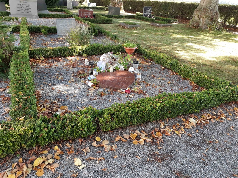 Grave number: LB C 105-106