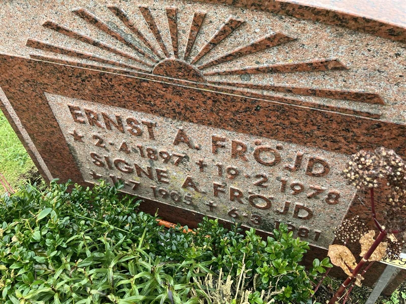 Grave number: R 01   389, 390