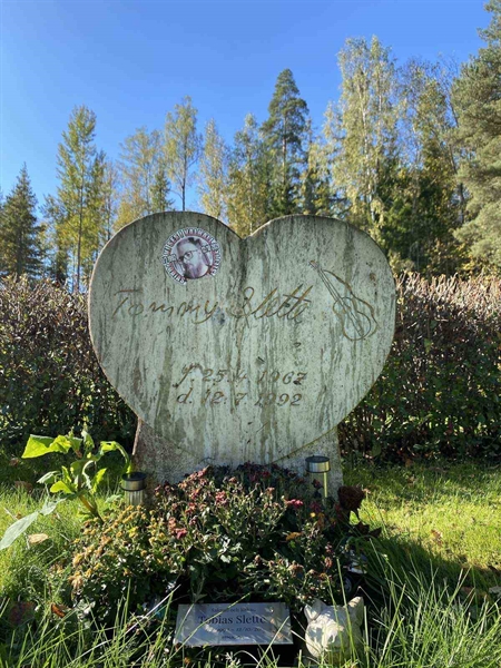 Grave number: 1 22     77