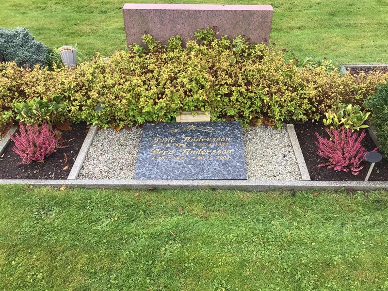 Grave number: LM 4 301  005, 006