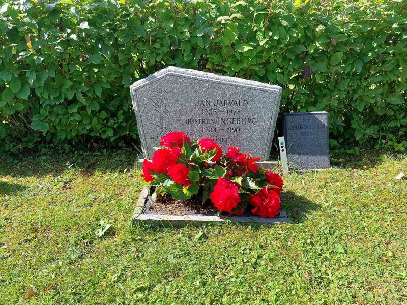Grave number: K J    14, 15