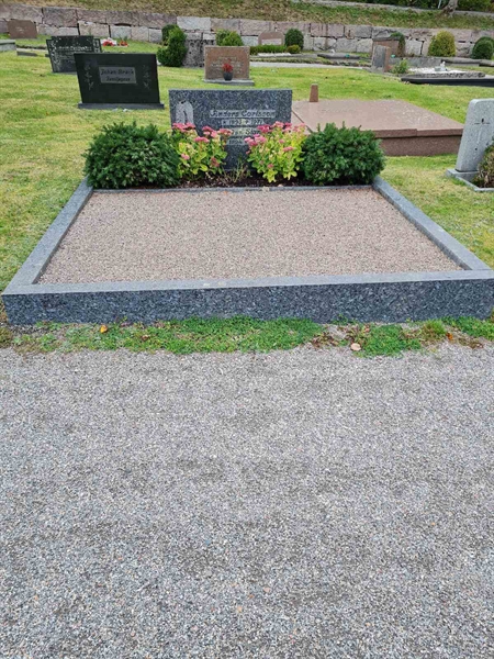 Grave number: F 04   242, 243