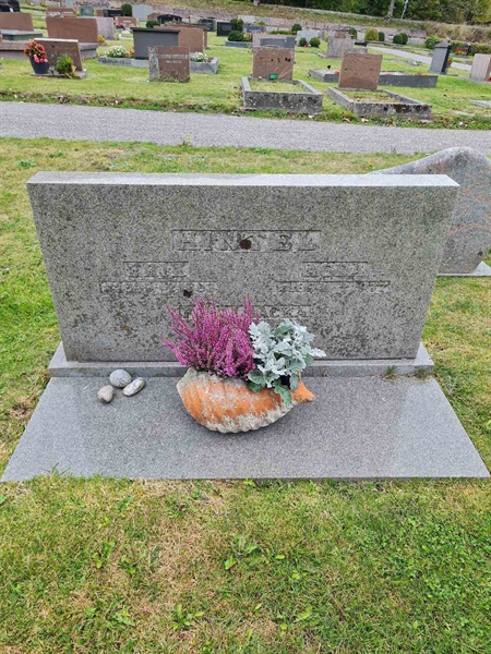 Grave number: F 04   327, 328