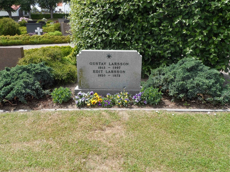 Grave number: ÖV I    16, 17, 18