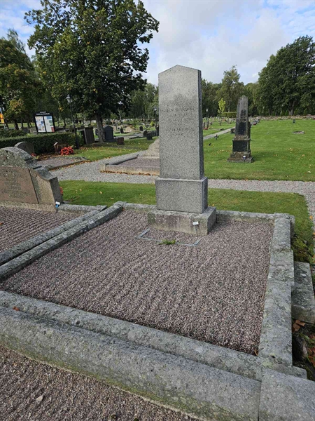 Grave number: Fr 5   698-700