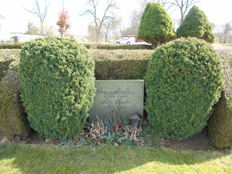 Grave number: V 27   136