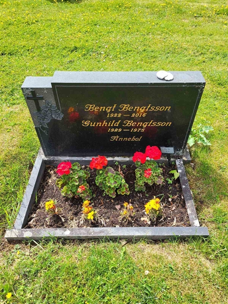 Grave number: kö 01 18     8-9